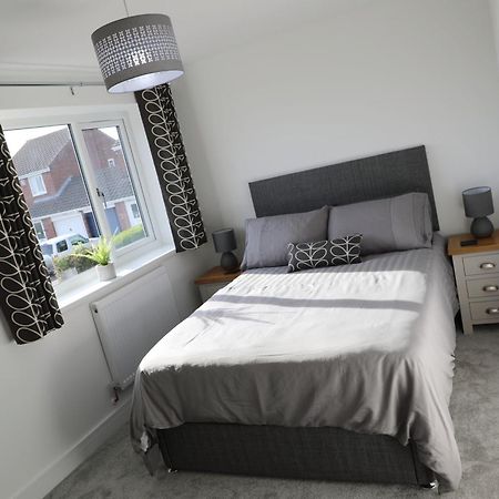 Modern, Two Double Bedroom House With Free Parking Chepstow Exterior photo