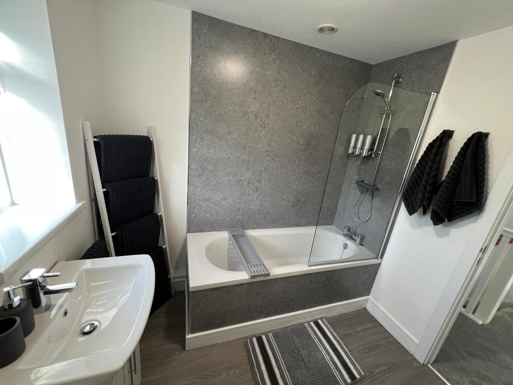 Modern, Two Double Bedroom House With Free Parking Chepstow Exterior photo