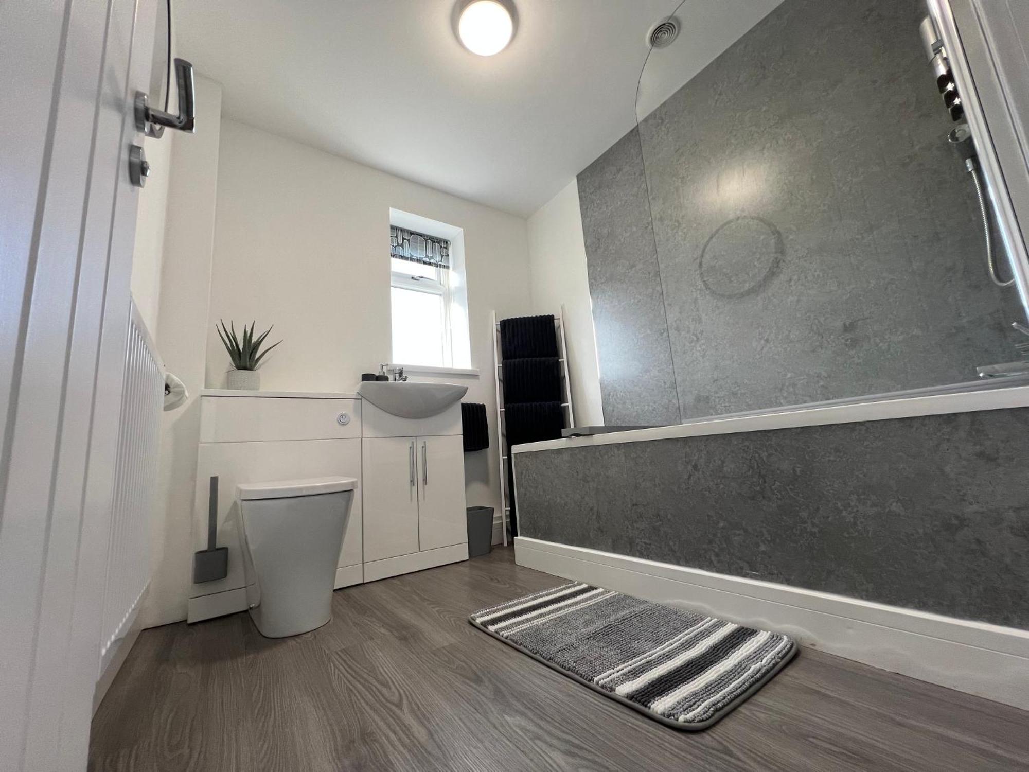 Modern, Two Double Bedroom House With Free Parking Chepstow Exterior photo