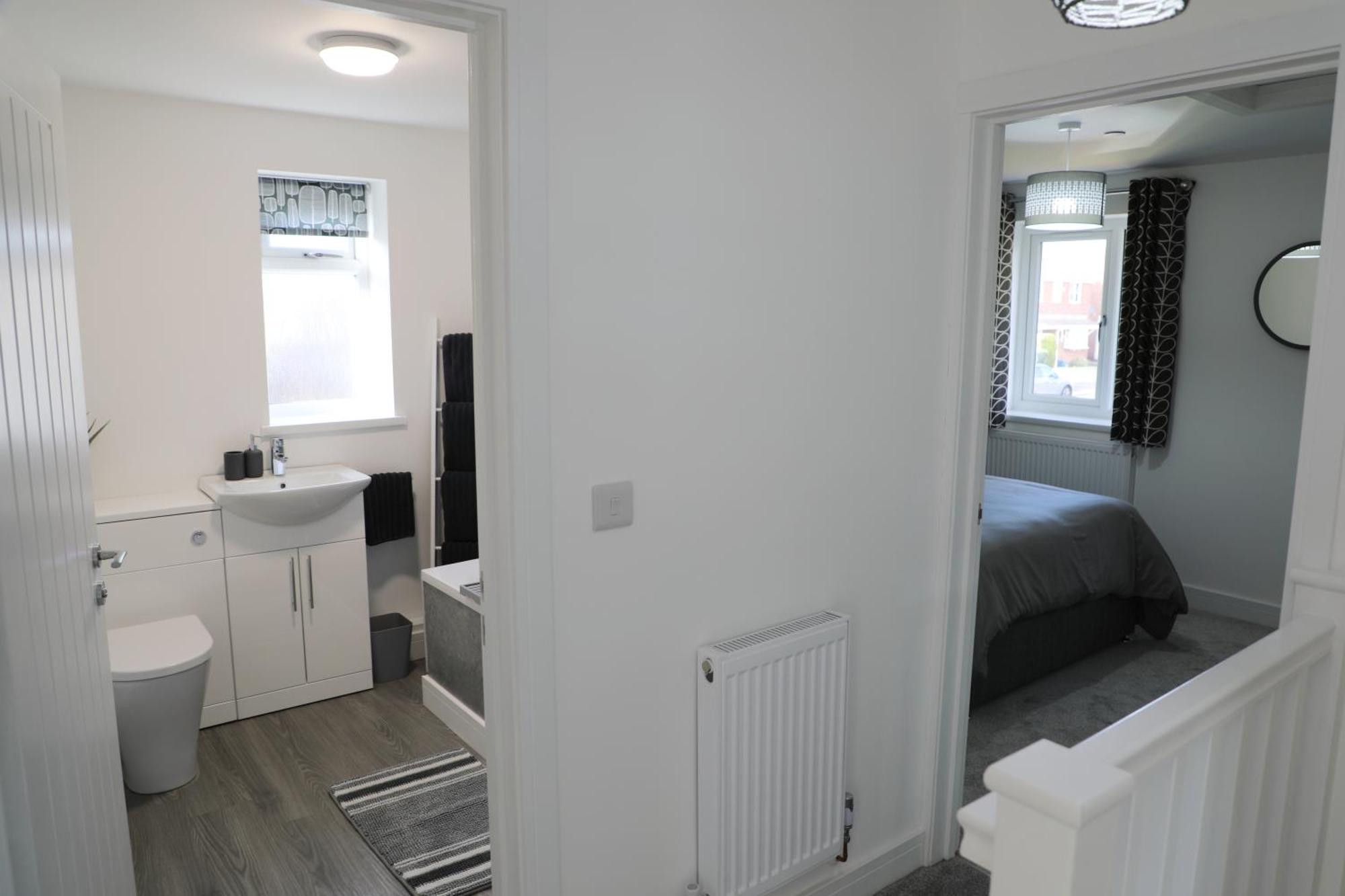Modern, Two Double Bedroom House With Free Parking Chepstow Exterior photo